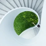 kvinna-spiraltrappa-grona-vaxter-mobilanpassad-300x300